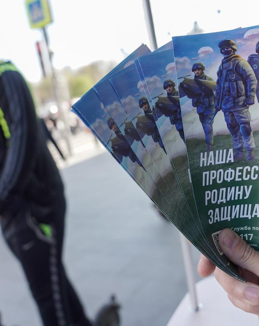 Мужчины, решившие защищать Родину с оружием в руках, рассказали журналистам о своём выборе