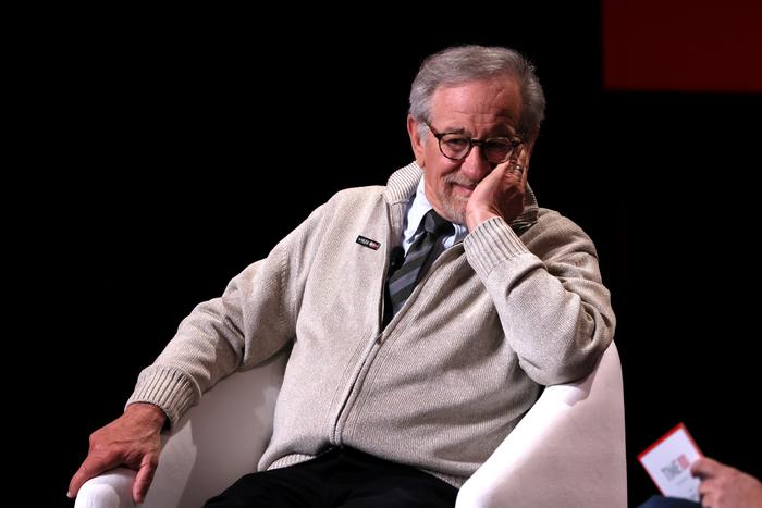 Стивен Спилберг написал личное письмо шоураннерам сериала "Одни из нас"