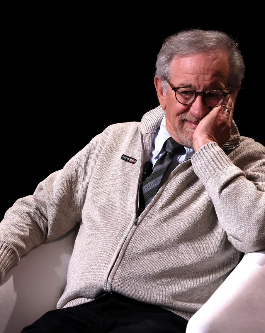 Стивен Спилберг написал личное письмо шоураннерам сериала "Одни из нас"