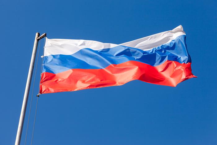 Российский триколор закрепили на одном из самых высоких флагштоков: в честь Дня России его подняли на высоту 114 метров на мост через Обь