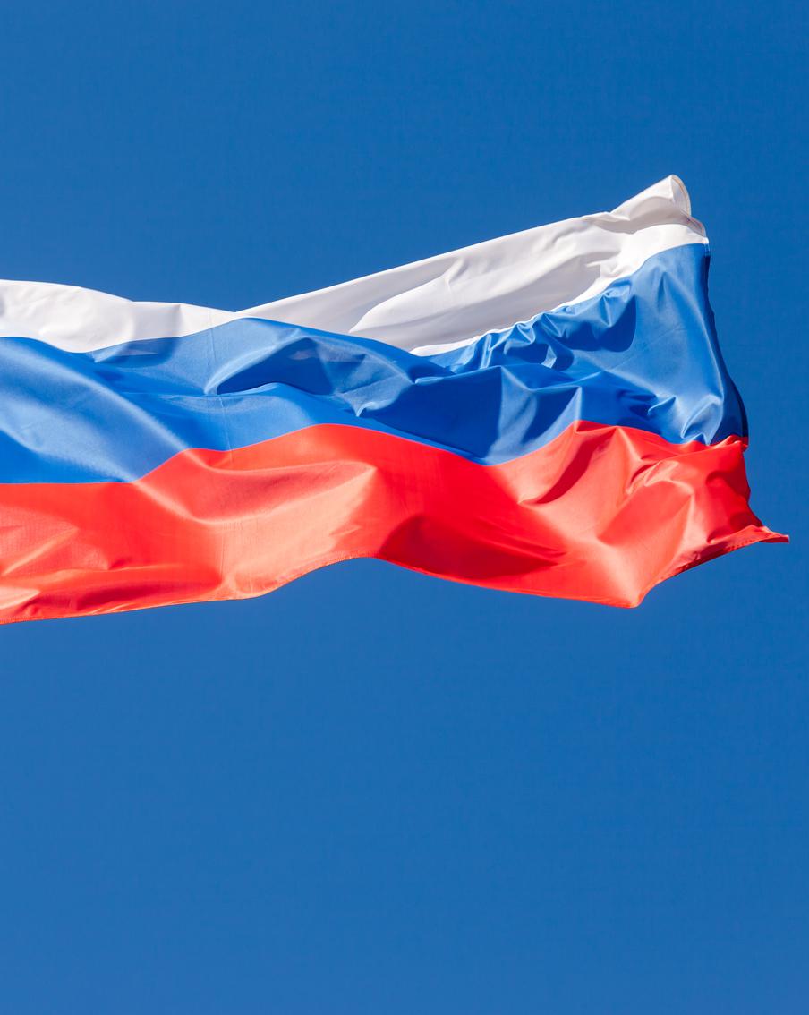 Российский триколор закрепили на одном из самых высоких флагштоков: в честь Дня России его подняли на высоту 114 метров на мост через Обь