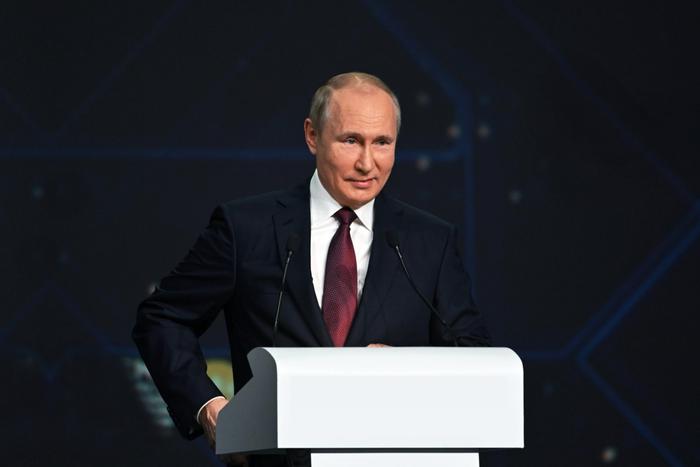 Путин поздравил страну с Днём России: президент подчеркнул необходимость помнить подвиги предков и беречь традиции&nbsp;