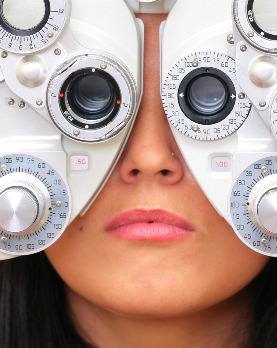 Если стало сложно вдевать нитку в иголку, стоит обратиться за помощью к окулисту