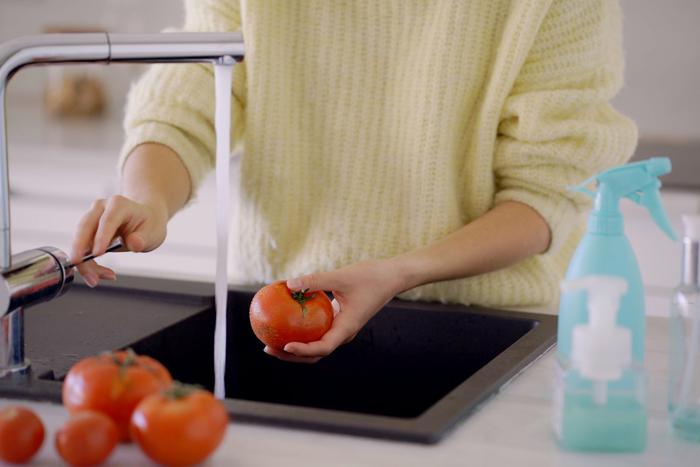 Чтобы овощи и фрукты были безопасными, мыть их нужно по особым правилам
