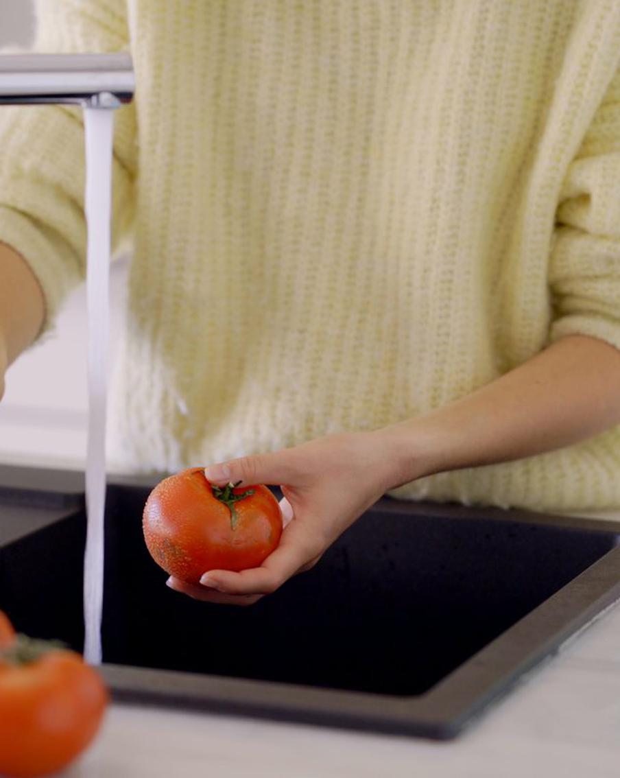 Чтобы овощи и фрукты были безопасными, мыть их нужно по особым правилам