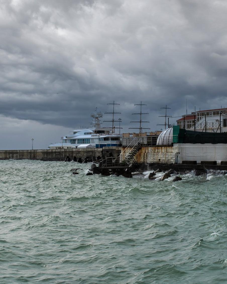 В Сочи штормовое предупреждение: запрещено купаться в море, возможны оползни