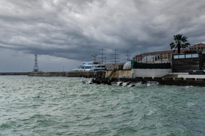 В Сочи штормовое предупреждение: запрещено купаться в море, возможны оползни