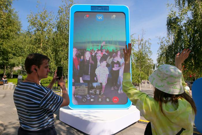 Мобильный телепорт переносит москвичей в другие города России. Metro отправилось в центр вечернего Хабаровска