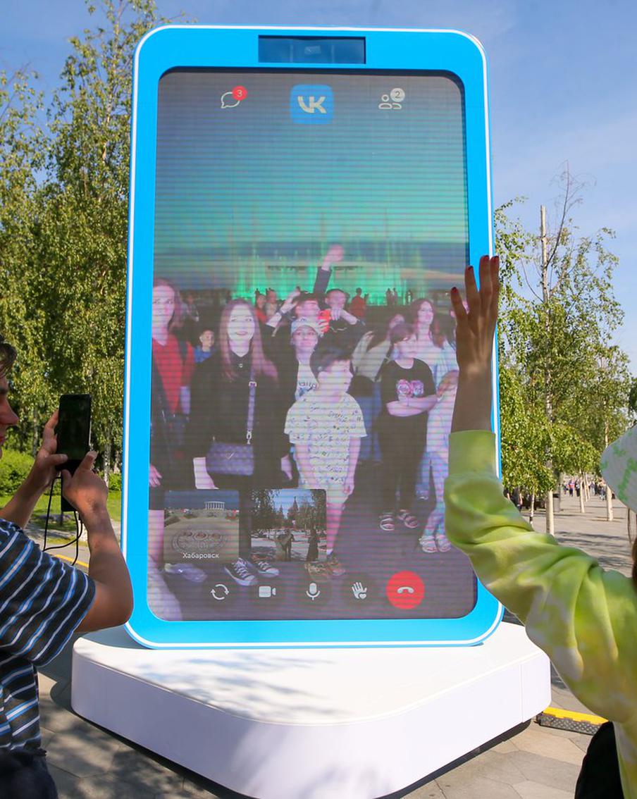 Мобильный телепорт переносит москвичей в другие города России. Metro отправилось в центр вечернего Хабаровска