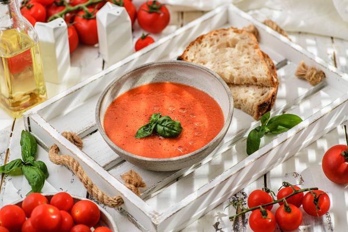 Летние супы имеют свои особенности: им положено быть сытными, но при этом их должно быть приятно есть в жару