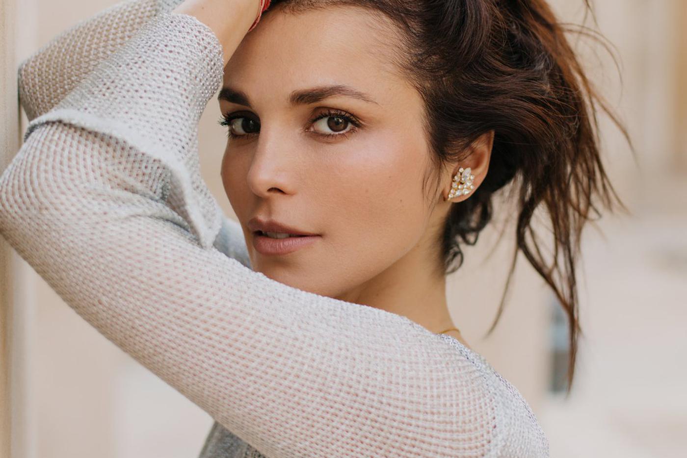 Сати Казанову в детстве дразнили "гусиными перьями". Популярная исполнительница заполнила анкету Metro