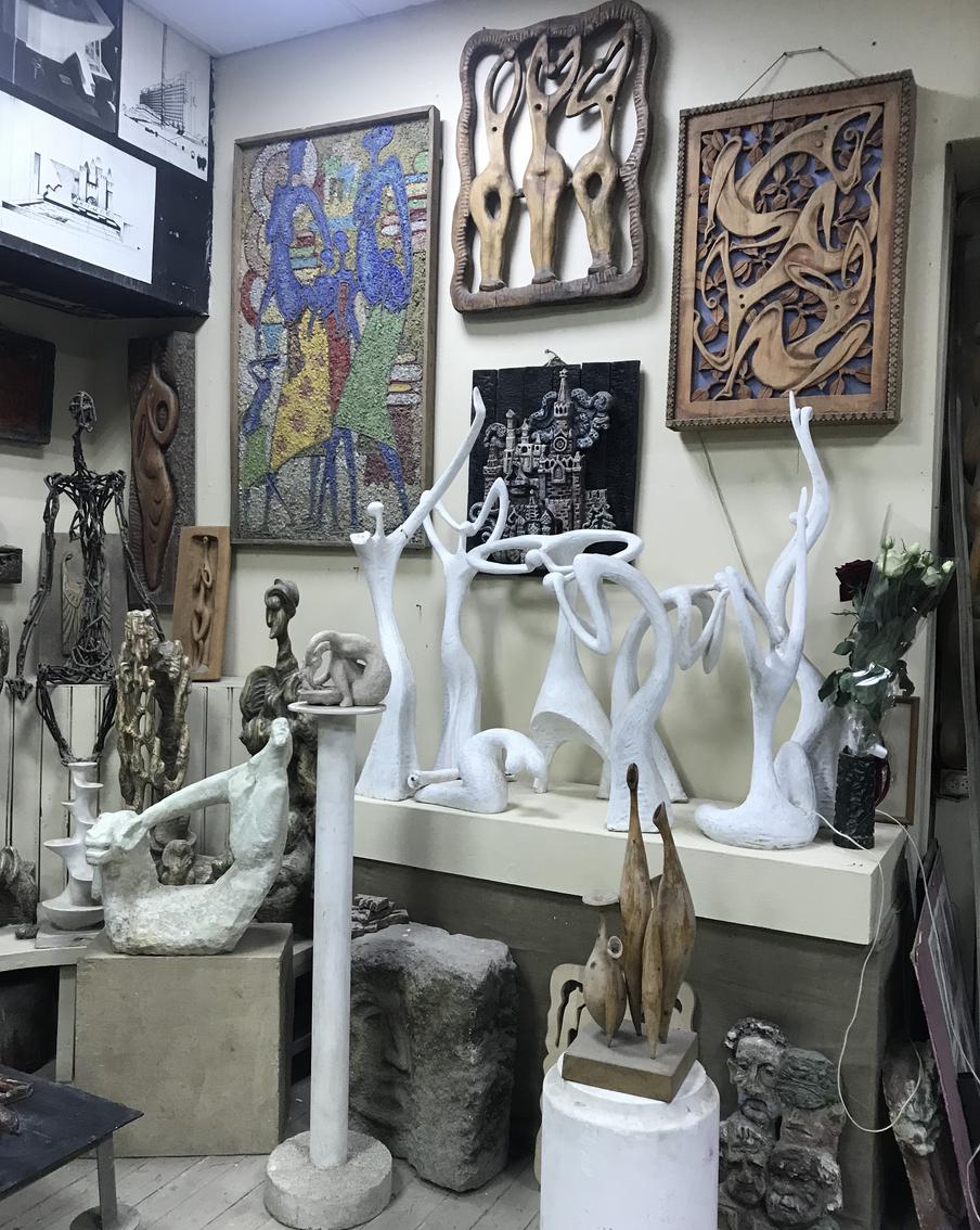 В мастерской. Работы Силиса в разных техниках.