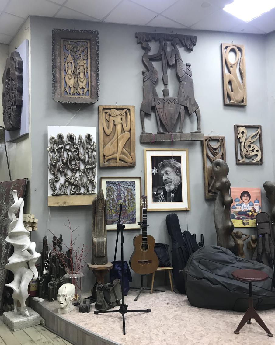 В мастерской. Работы Николая Силиса в разных техниках. 