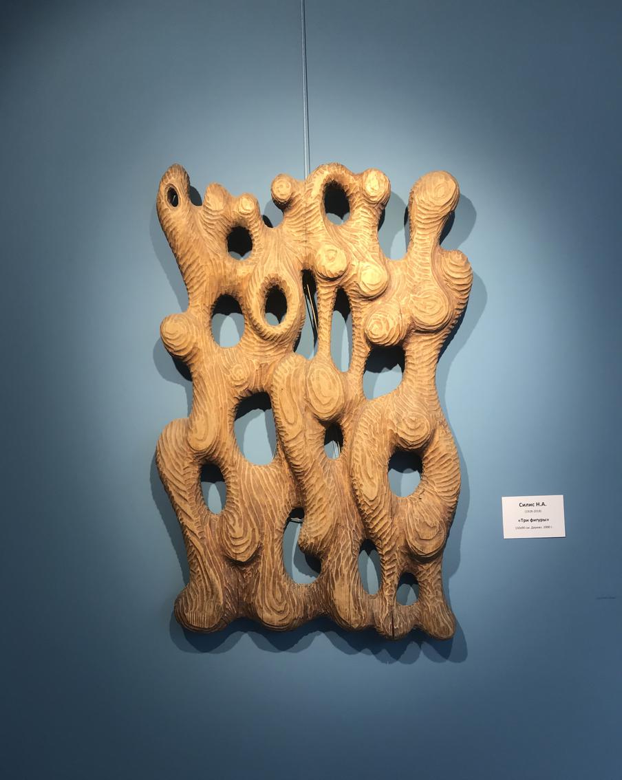 "Три фигуры", дерево, 2000 года