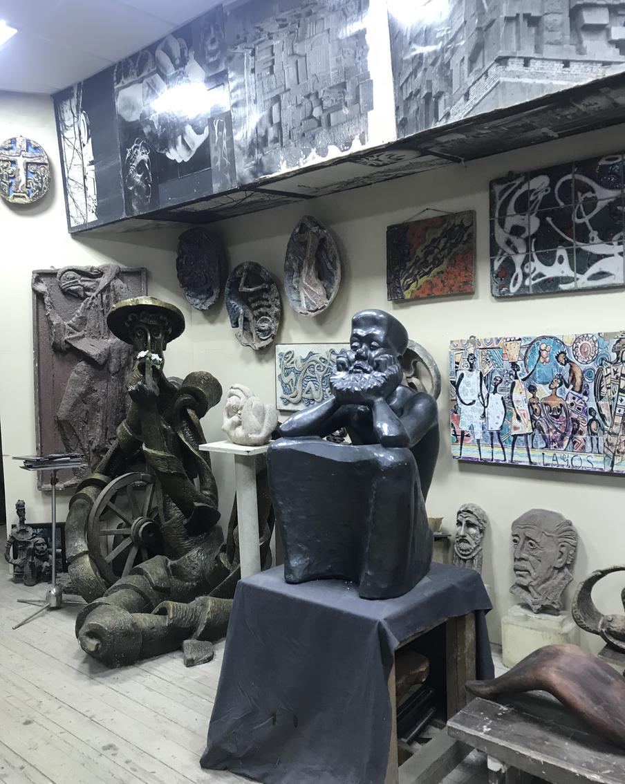 В мастерской. Дон Кихот Силиса и Мыслитель Лемпорта. 