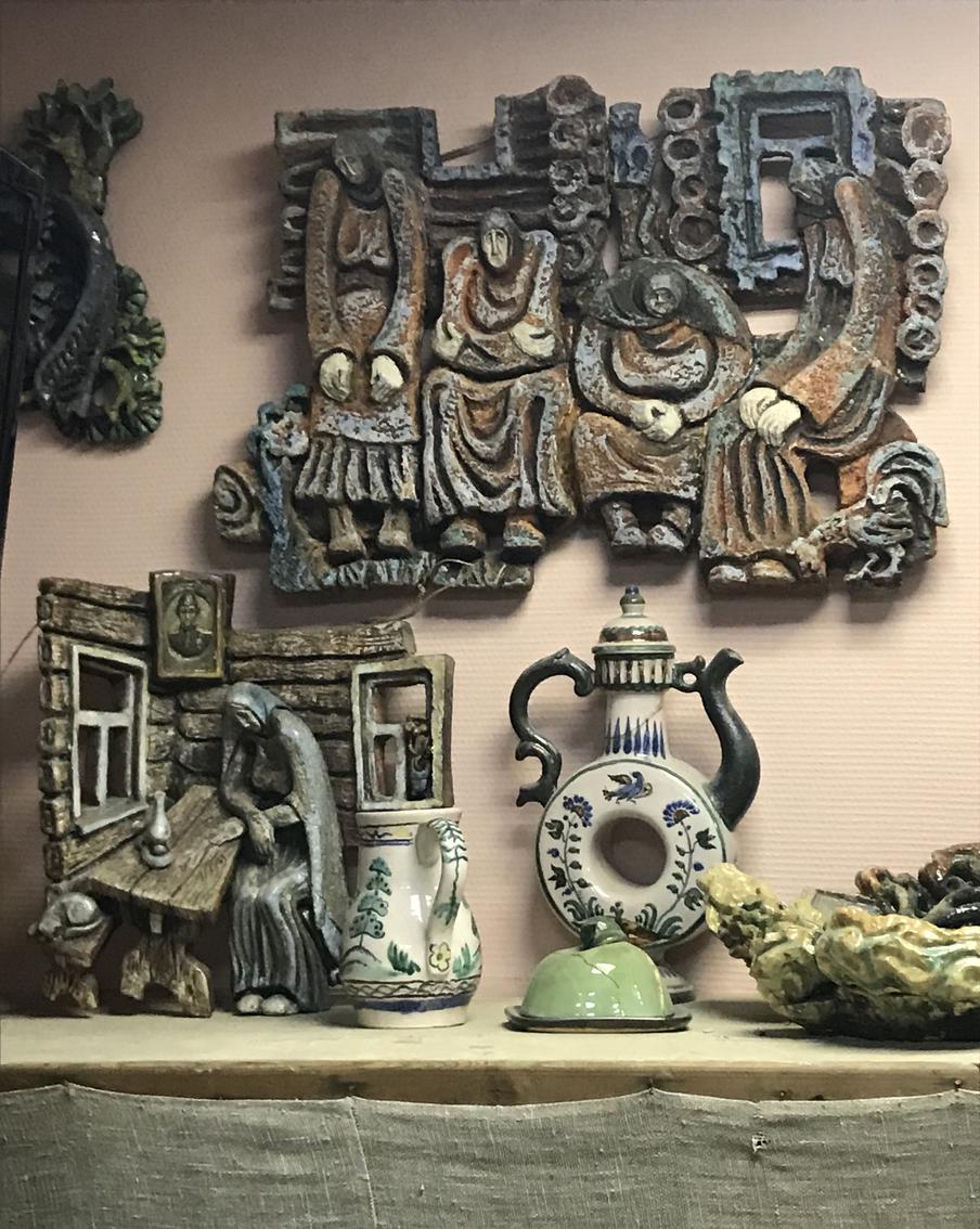 Керамика дочери Николая Силиса Татьяны. В мастерской.