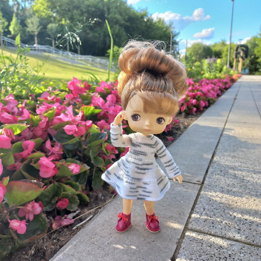 На этой красотке летнее платье и ботинки с микрошнурками