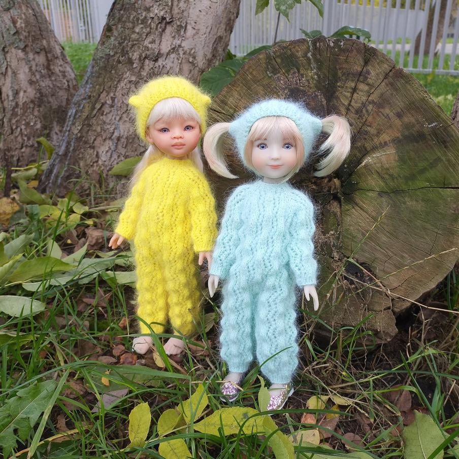 Для этих малышек Люся связала комплект – комбинезон и шапочку