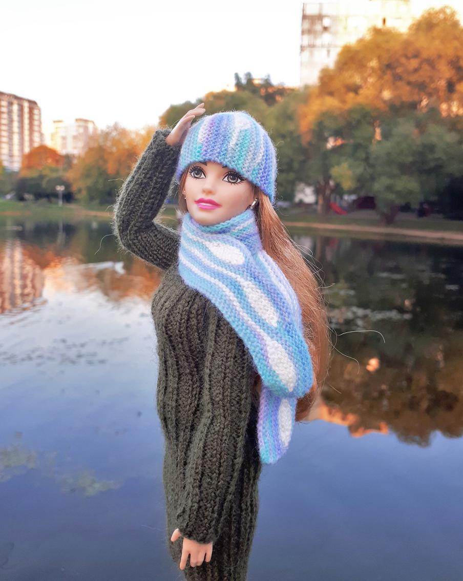 Посмотрите, как позирует Барби в платьице, шапочке и шарфике от Люси! Какая грация!