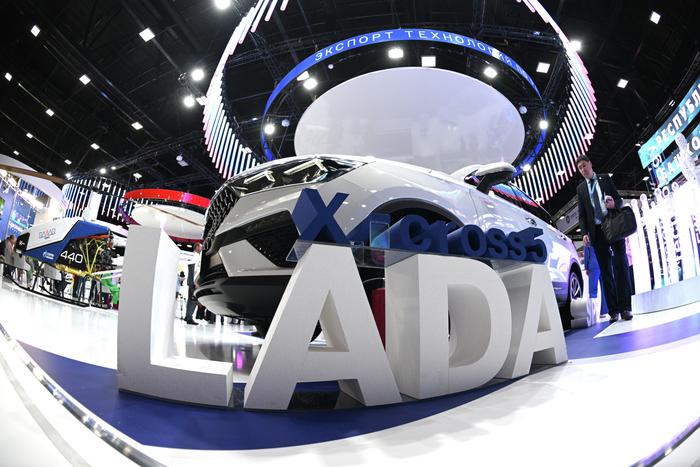 Арабские танцы и музы для отечественных компаний: ПМЭФ- 2023 встретил гостей