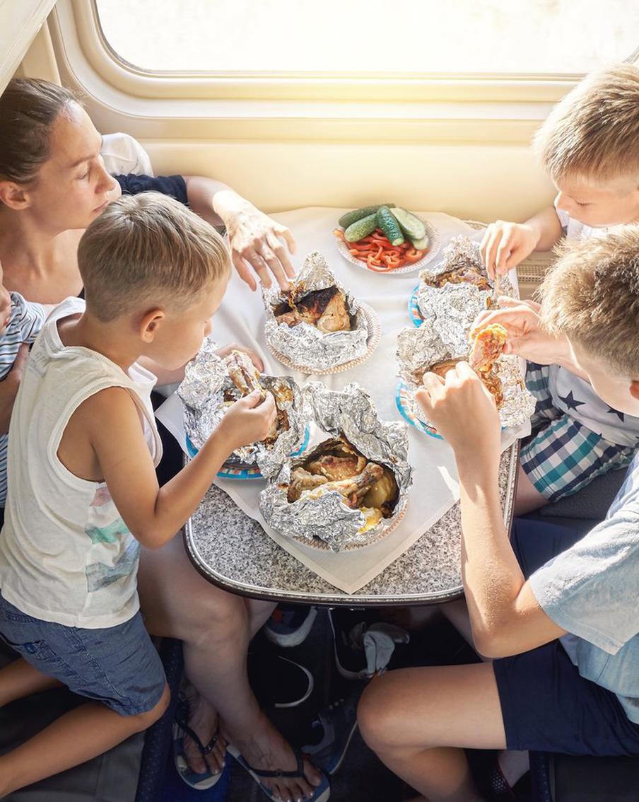 Если отправляетесь в поездку, обязательно заранее подумайте о том, что именно будете есть в дороге