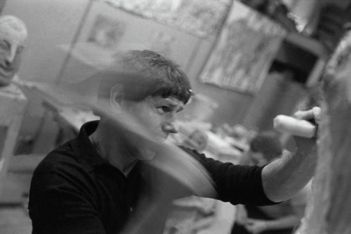 Рыцарское отношение к женщине и умение находить во всем божественную искру: в Москве показали скульптуры и редкую графику Николая Силиса