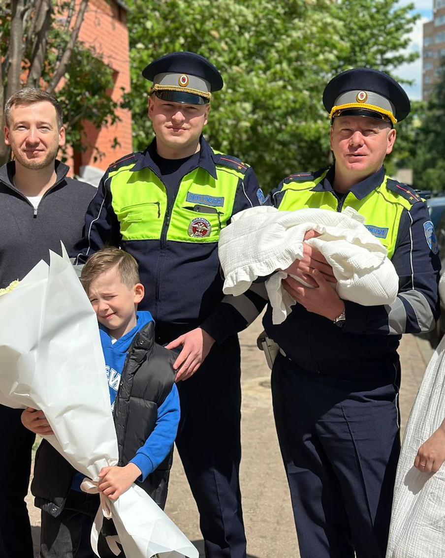 Оставили свой пост и уехали... в роддом. Инспекторы ДПС помогли беременной москвичке
