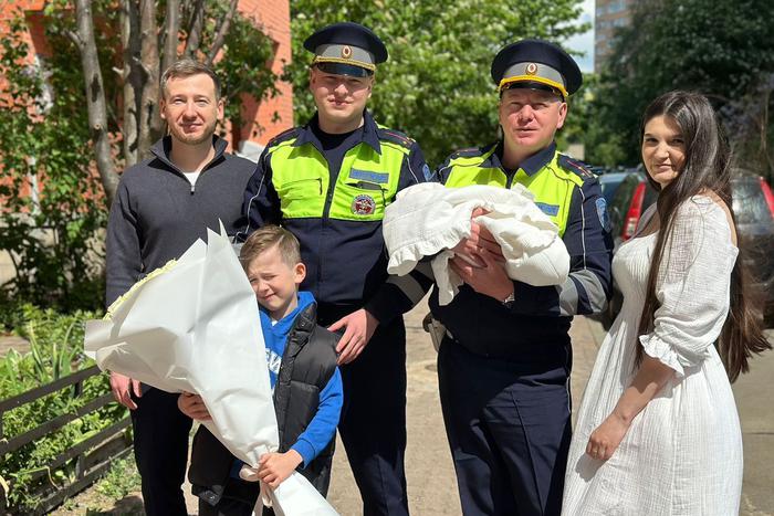 Оставили свой пост и уехали... в роддом. Инспекторы ДПС помогли беременной москвичке