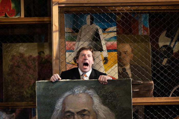 Спектакль "Мандат" от "Студии театрального искусства" насмешит и заставит с грустью думать о судьбе России