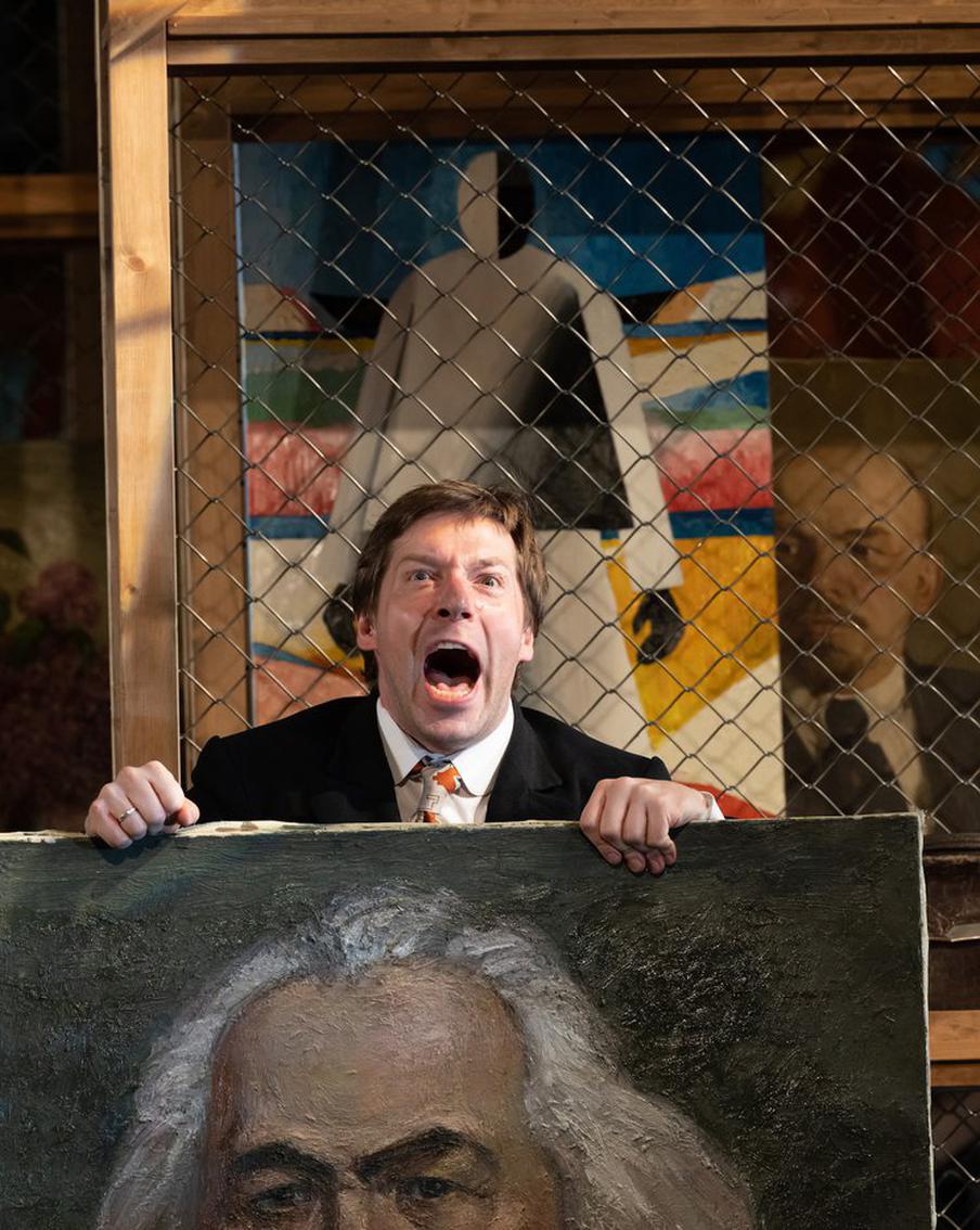 Спектакль "Мандат" от "Студии театрального искусства" насмешит и заставит с грустью думать о судьбе России