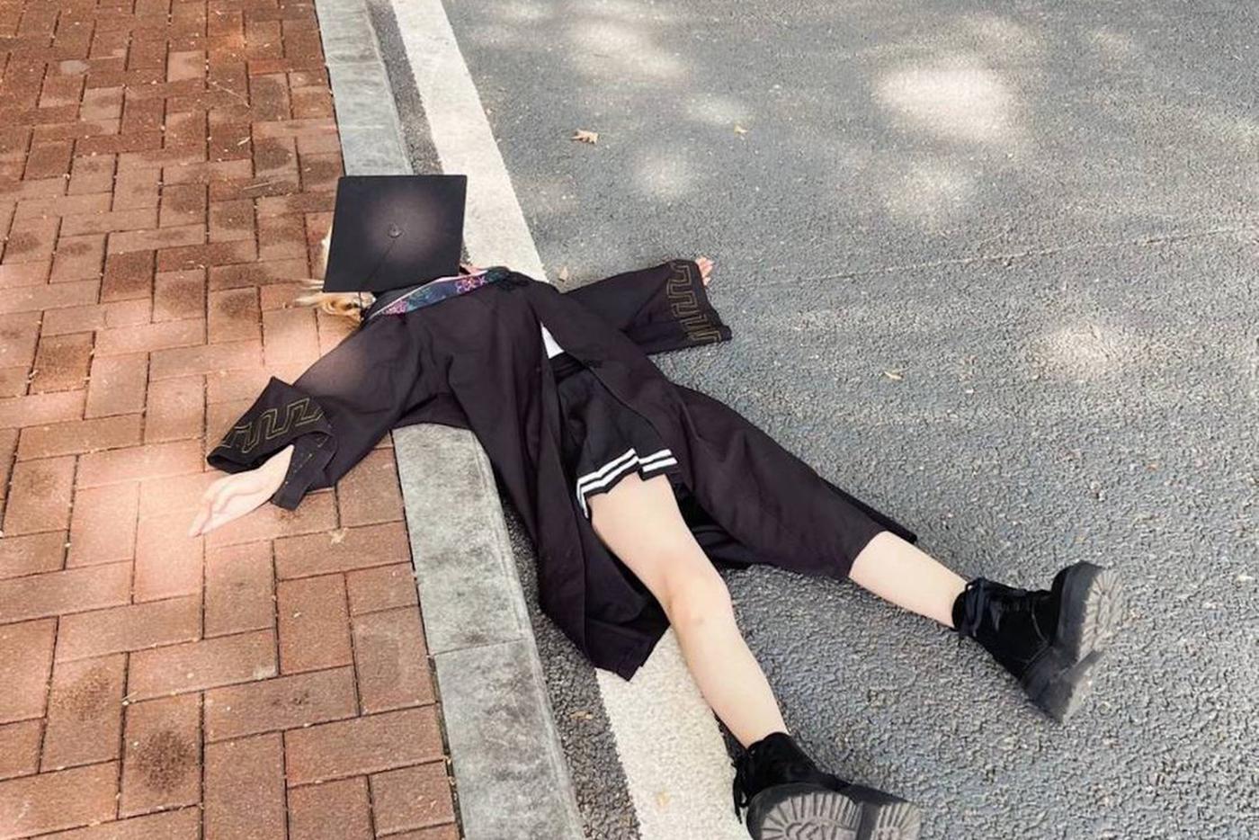 Китайские выпускники "умирают" на лестницах своих вузов. Metro разобралось, что стоит за жутковатым и унылым флешмобом