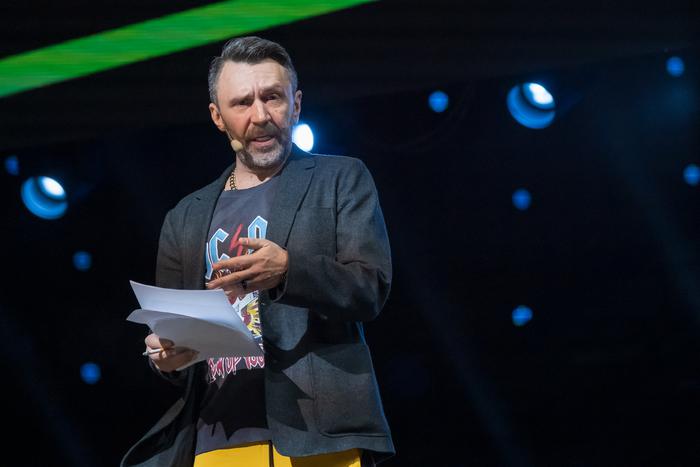 У Шнурова проблемы с авторским правом: на него в суд подал фотограф, чей снимок использован в клипе "Ленинграда" без разрешения