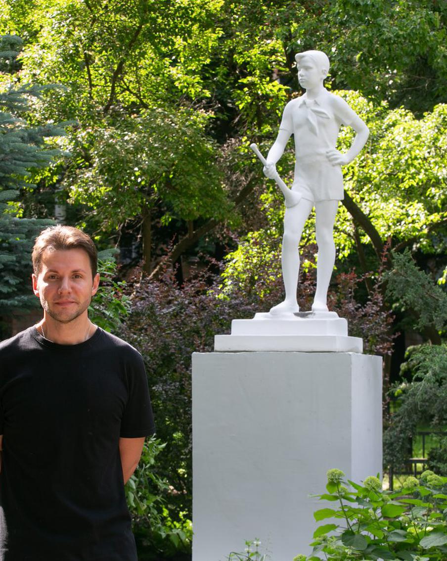 "Железный Лазарь сидел здесь в пижаме". Пионеры вернулись в родной двор