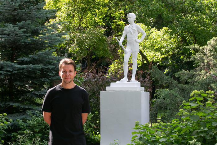 "Железный Лазарь сидел здесь в пижаме". Пионеры вернулись в родной двор