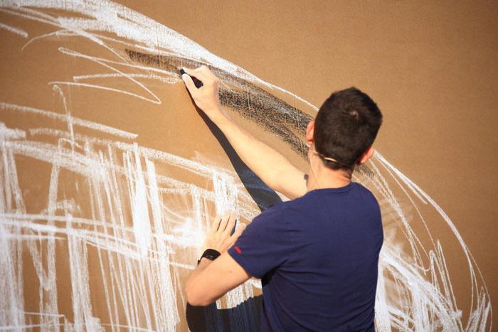 Сергей Кузнецов учил рисовать углём начинающих живописцев, профессионалов и любителей под открытым небом в "Лужниках"