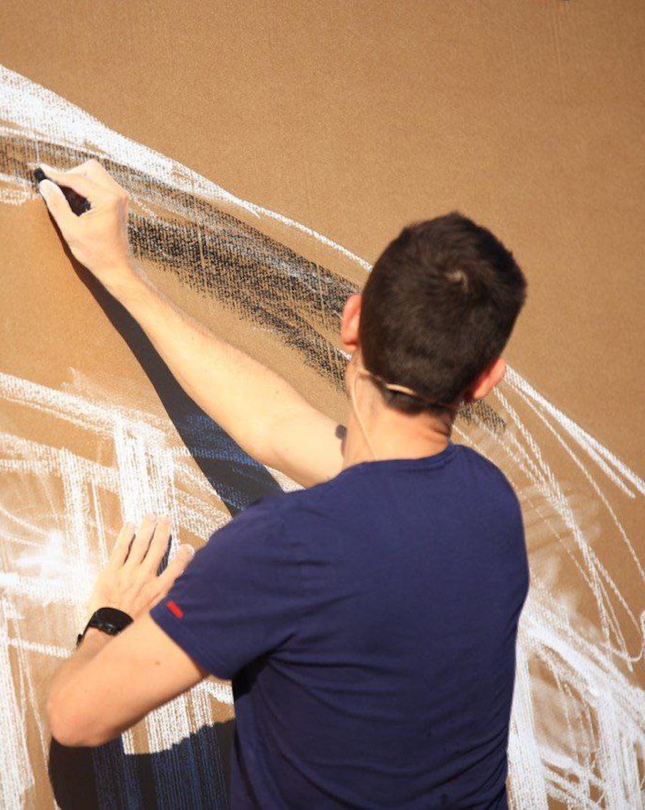 Сергей Кузнецов учил рисовать углём начинающих живописцев, профессионалов и любителей под открытым небом в "Лужниках"