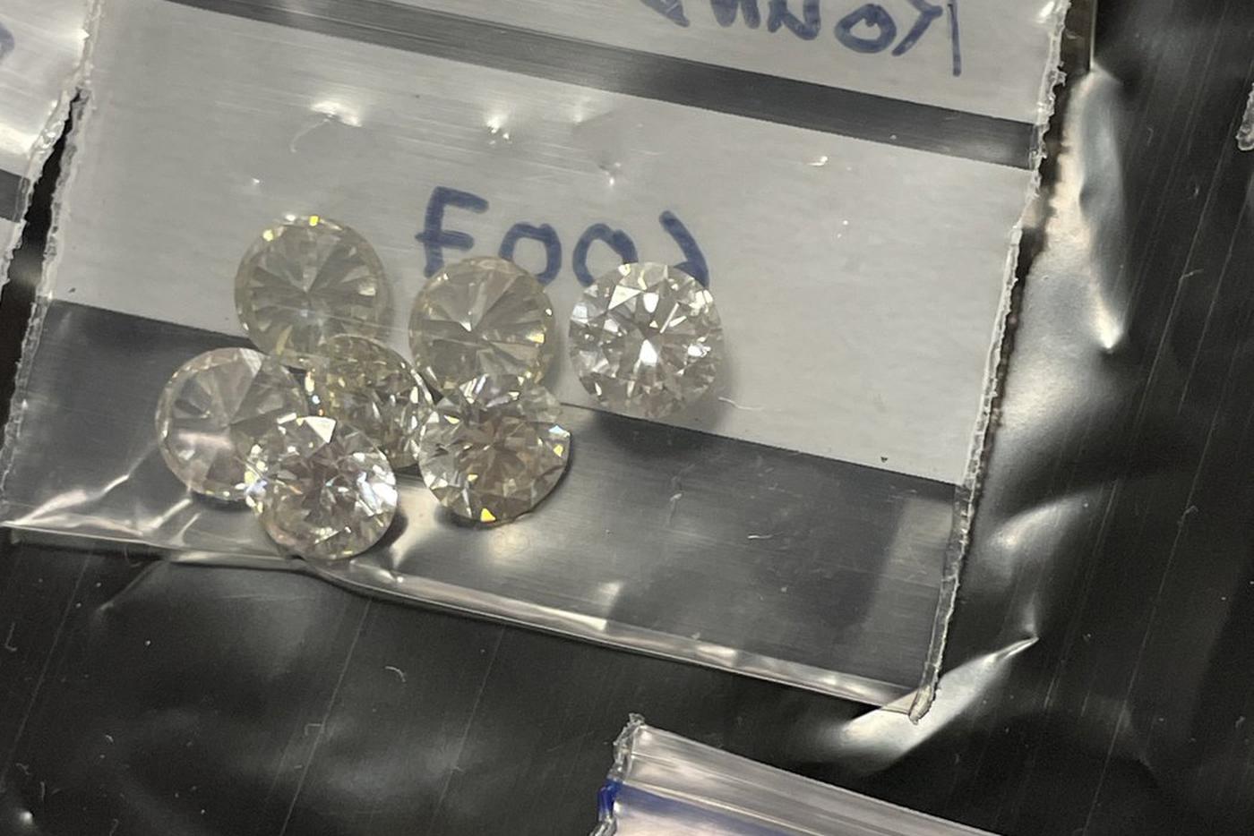 Индиец прятал в карманах целое состояние. Пока в дело не вмешались таможенники из Внуково