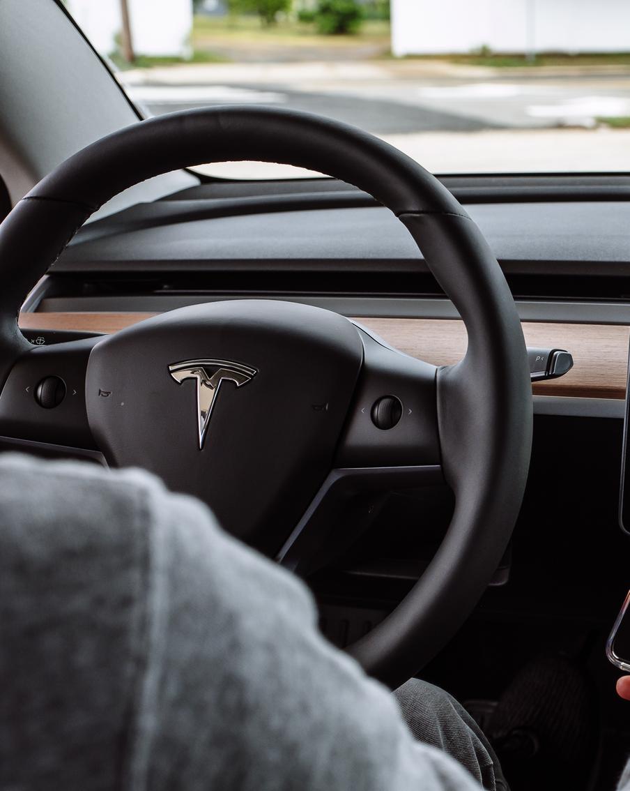 В электрокарах Tesla нашли секретный режим: если его включить, то во время поездки на автопилоте можно не держаться за руль