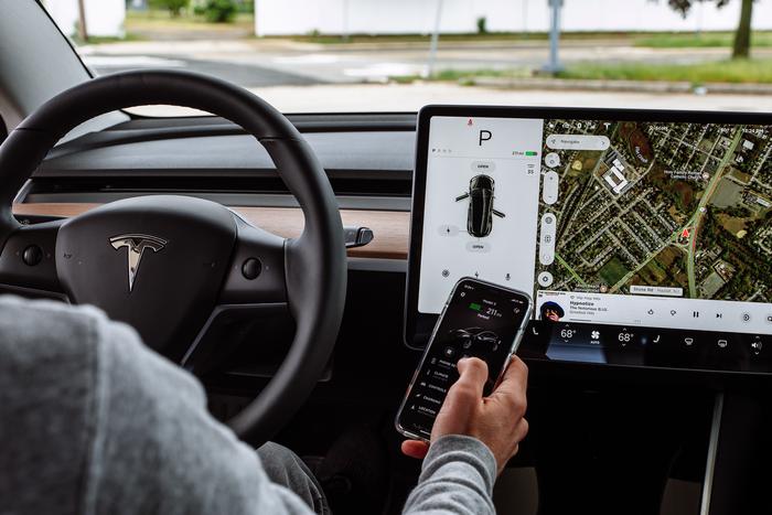 В электрокарах Tesla нашли секретный режим: если его включить, то во время поездки на автопилоте можно не держаться за руль