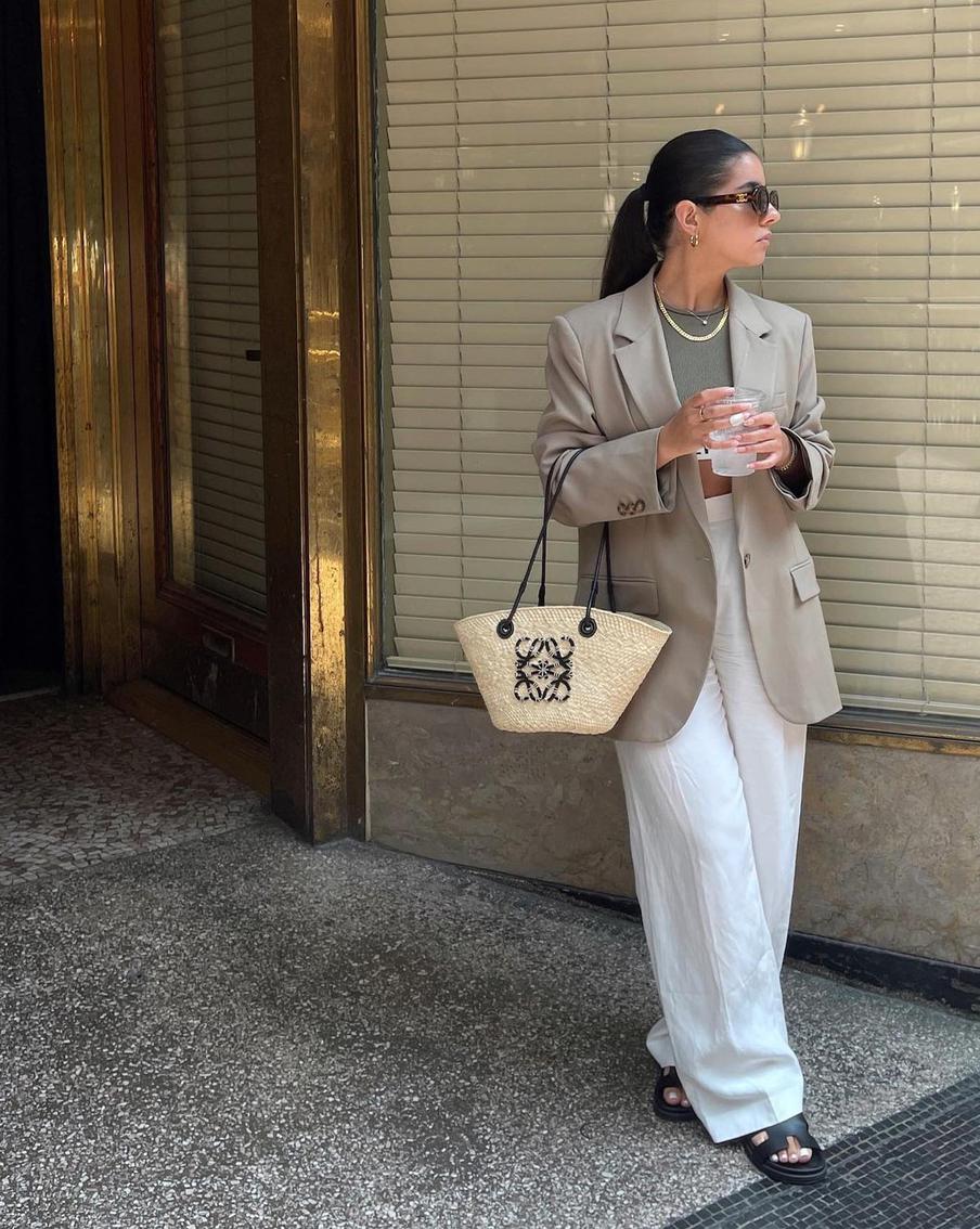 С блейзером.