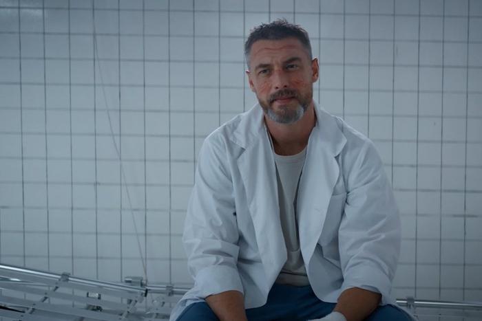 Слушая ваше дыхание, в пандемию можно наладить и личную жизнь. На экраны вышла драма о врачах