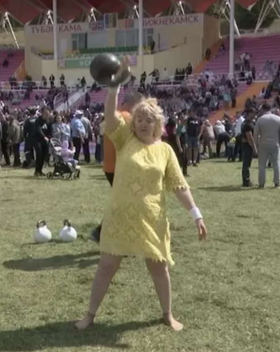 Слабый пол, говорите? Учительница по шахматам сделала 105 подъёмов 16-килограммовой гири