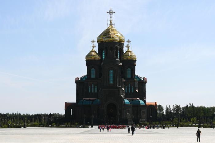 У стен Главного храма Вооружённых сил установили 1418 свечей