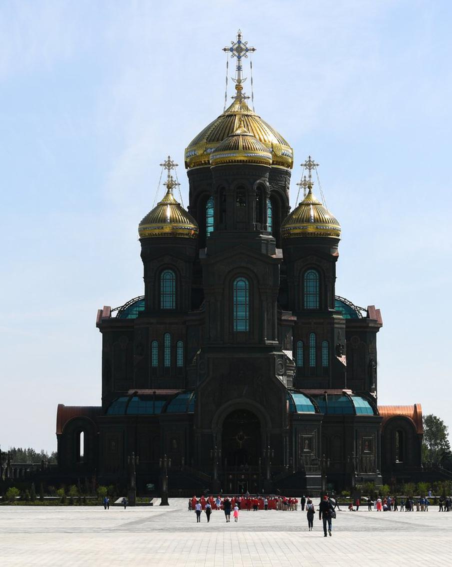 У стен Главного храма Вооружённых сил установили 1418 свечей