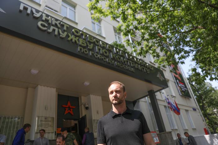 Пришедшие на пункт отбора контрактников объяснили свое решение верностью Родине