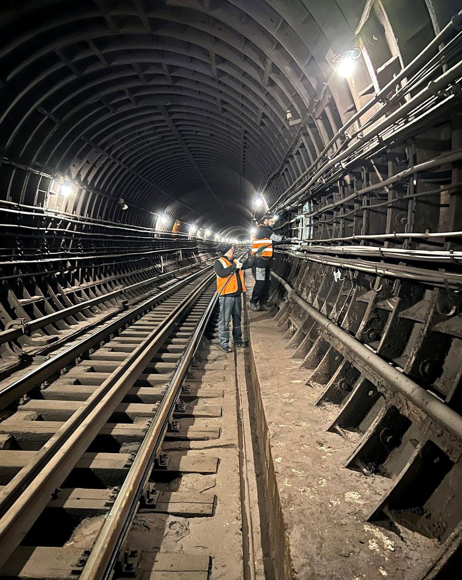 Специалисты ведут монтажные работы в тоннеле