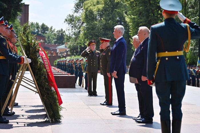 Сергей Собянин почтил память жертв войны в День памяти и скорби у Могилы Неизвестного Солдата