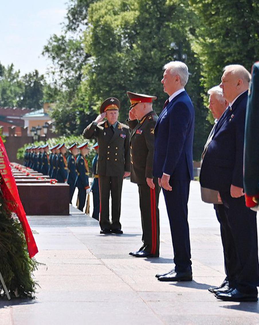 Сергей Собянин почтил память жертв войны в День памяти и скорби у Могилы Неизвестного Солдата