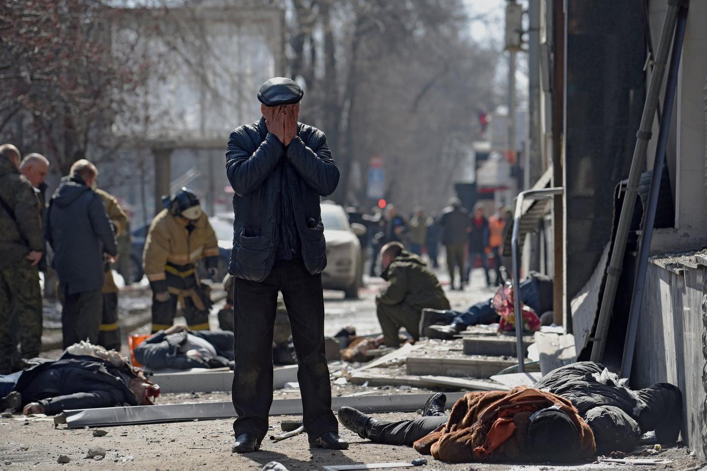 "Персональная трагедия". Житель Донецка Юрий Румянцев оплакивает свою жену, погибшую при попадании по центру города ракеты "Точка-У", выпущенной ВСУ в марте 2022 года / 2-е место, "Одиночная фотография". Эдуард Корниенко, МИЦ "Известия"