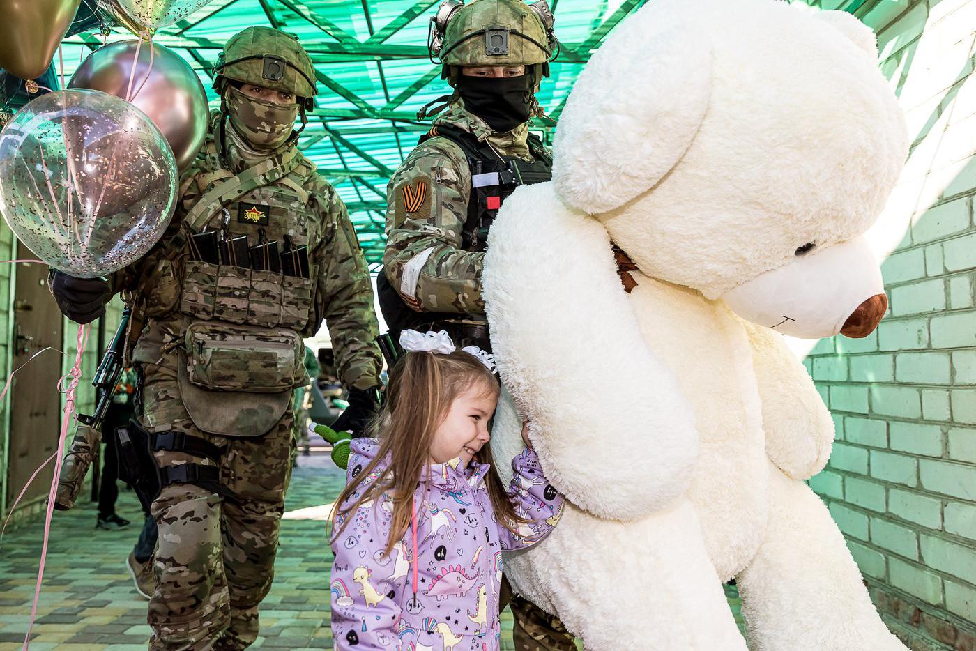 "Миша и Маша"В апреле 2022 года на фронт пришло письмо с рисунком в виде контура детской ручки. Спецназовец Герман стал носить его под бронежилетом в качестве оберега и попросил коллег передать в ответ девочке большого плюшевого медведя. Мишка приехал к Маше на "Тигре" и вызвал бурю эмоций / "Особая отметка жюри". Павел Колядин, ИД "Мир Белогорья", Белгород